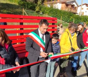 Pieve Torina si tinge di rosso: una fiaccolata per dire no alla violenza sulle donne