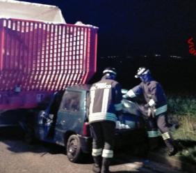 Morrovalle, auto rimane incastrata sotto un mezzo agricolo: 24enne a Torrette