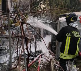 Rogo in un annesso agricolo: edificio adiacente evacuato per fumo