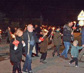 Pieve Torina, successo per la fiaccolata contro la violenza sulle donne