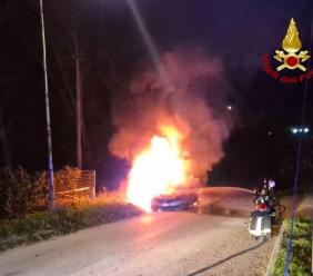 Camerino, auto inghiottita dalle fiamme: paura per il conducente