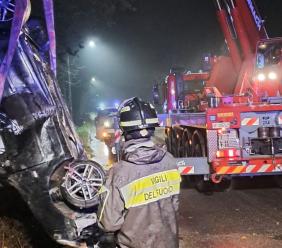 San Severino, esce di strada e finisce con l'auto giù dal ponte: pauroso incidente nella notte (FOTO)