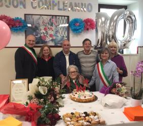 Recanati, compleanno speciale per Filomena Marconi: la storica bidella compie 100 anni