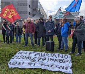 Crisi Beko, anche Acquaroli alla manifestazione dei lavoratori: "Il piano della proprietà è inaccettabile"