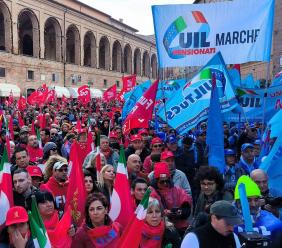 Sciopero generale, oltre 4500 persone al corteo di Fabriano: adesioni massicce nelle aziende