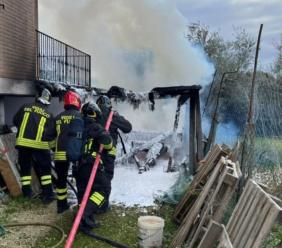 Pollenza, capanno in fiamme vicino a un'abitazione: sul posto i vigli del fuoco di Macerata