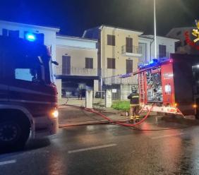 Montelupone, auto in fiamme in un garage: evacuata palazzina