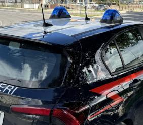 Monte San Giusto, ubriaco semina il caos al bar e scalcia i carabinieri: arrestato 49enne