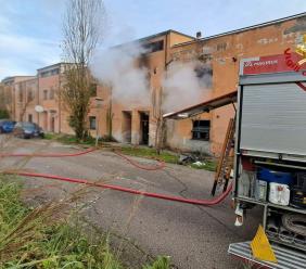 Scoppia incendio in uno stabile, evacuati tre appartamenti: una persona ferita