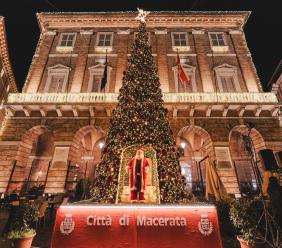 “Miglior albero di Natale”, anche Macerata partecipa al contest di Dubbing Marche. Come votare