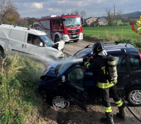 Scontro con un furgone, un'auto prende fuoco: tre feriti in ospedale