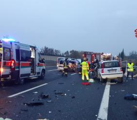 Civitanova, drammatico incidente in autostrada: muore una donna, quattro feriti