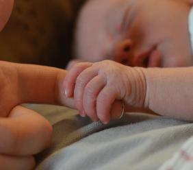 Appignano, ha fretta di nascere: il papà diventa "ostetrico" per un giorno e fa nascere il bimbo in casa