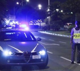 Non si fermano all'alt, inseguimento lungo l'Adriatica: auto bloccata a Civitanova