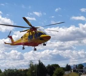 Serrapetrona, auto si schianta contro i dissuasori all'uscita della superstrada: interviene l'eliambulanza