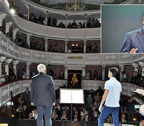 Teatro di Caldarola sold-out per Walter Veltroni: le emozioni degli anni Sessanta conquistano la platea