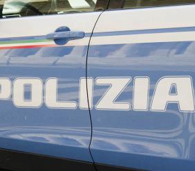 Si lancia fuori dall'auto della polizia in A14: immigrato trasportato a Torrette