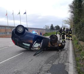 Recanati, auto si ribalta sulla strada