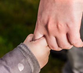 È incostituzionale escludere i single dalle adozioni internazionali?