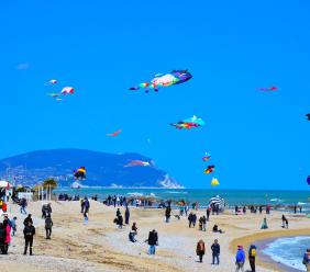 Porto Recanati, Pasquetta con lo sguardo all'insù: torna la magia del volo degli aquiloni sul lungomare