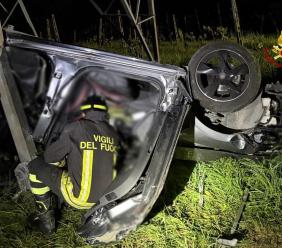 L'auto si ribalta e finisce contro un palo: giovane di 24 anni perde la vita in un incidente