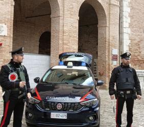 Caldarola, forano la finestra di un'abitazione e rubano orologio di pregio: denunciati due giovani