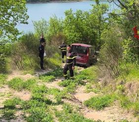 Cingoli, va al lago con la moglie ma si perde con l'auto e finisce nel dirupo: recuperato dai vigili del fuoco