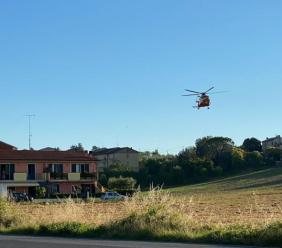 Urbisaglia, auto finisce fuori strada: due giovani in ospedale