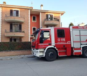 Treia, canna fumaria a fuoco nel condominio: intervengono i vigili del fuoco