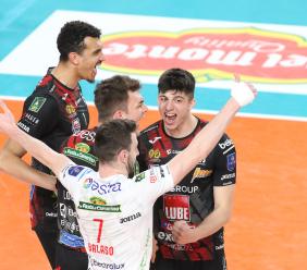 Volley, la Lube si mangia Trento in gara 2: la finale scudetto è in parità, Bottolo super
