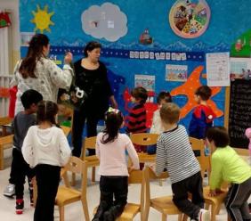Li Matti de Montecò portano la tradizione popolare nelle scuole dell’infanzia: musica, giochi e saltarello per educare divertendo
