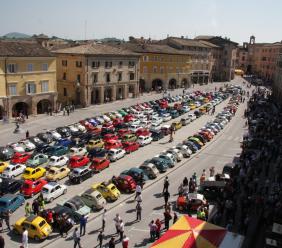San Severino, invasione a quattro ruote: le Fiat 500 conquistano piazza del Popolo per un weekend