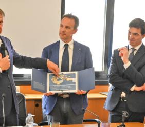 Il ministro Lollobrigida in visita all’Amap: “Un modello strategico per l’agricoltura. Referendum? Non andrò a votare"