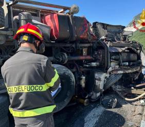 Camion carico di legname si ribalta lungo la Statale: strada chiusa al traffico