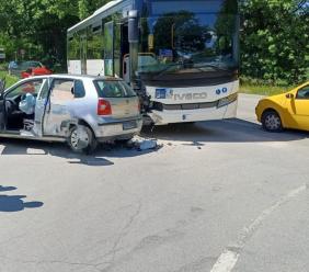 Scontro tra auto e pullman a San Severino: paura tra gli studenti a bordo, ma autista evita il peggio