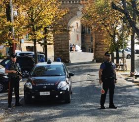 Biglietti per Lady Gaga e false polizze auto: raffica di truffe online a Loro Piceno