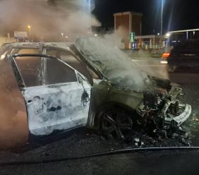 Porto Recanati, auto divorata dalle fiamme vicino al casello dell'A14