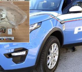 Porto Recanati, alla vista delle forze dell'ordine getta la droga dal balcone: arrestato 44enne