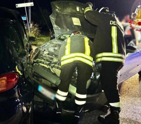 Recanati, incidente lungo la Provinciale: sei persone coinvolte, due estratte dai vigili del fuoco