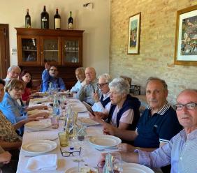 Macerata - Sessant’anni dopo, di nuovo tra i banchi: l’abbraccio tra generazioni all’ITC Gentili