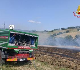 Sterpaglie a fuoco in un campo: bruciato un ettaro di terreno