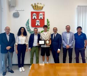 Camerino, Giulio Pellizzari torna a casa: premiato dal Comune dopo il sesto posto al Giro d'Italia 2025