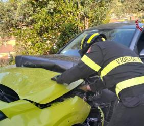Scontro frontale tra due auto in curva: due giovani feriti, uno elitrasportato ad Ancona