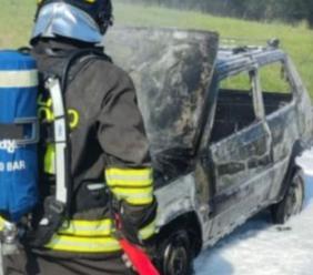 Gagliole, fumo dal cofano, poi le fiamme: Fiat Panda distrutta, nessun ferito