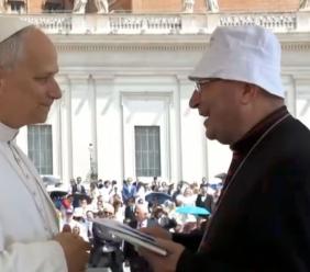 Il berretto del vescovo e il sorriso del Papa: siparietto tra monsignor Vecerrica e Leone XIV in piazza San Pietro (VIDEO)