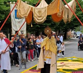 Caldarola, la 34ª Infiorata del Corpus Domini racconta il Giubileo della Speranza