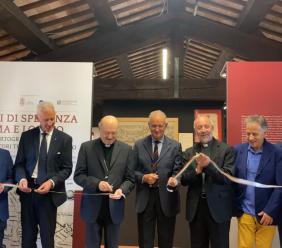 Pellegrini di Speranza: inaugurata all’Abbadia di Fiastra la mostra che racconta i viaggi tra Roma e Loreto