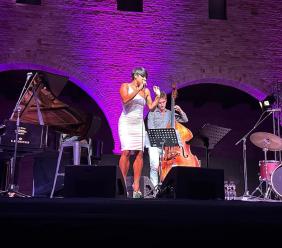 La voce di Karima incanta il pubblico: grande apertura per Borghi in Jazz al Castello della Rancia