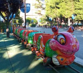 A Porto Potenza torna il trenino “Brucomela” in Piazza Douhet: entusiasmo tra residenti e bambini
