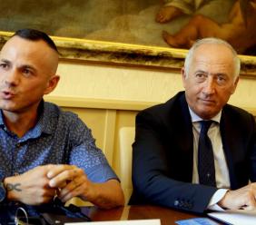 Civitanova, Alessandro Gattafoni sfida il mare in kayak per i malati di fibrosi cistica senza cura